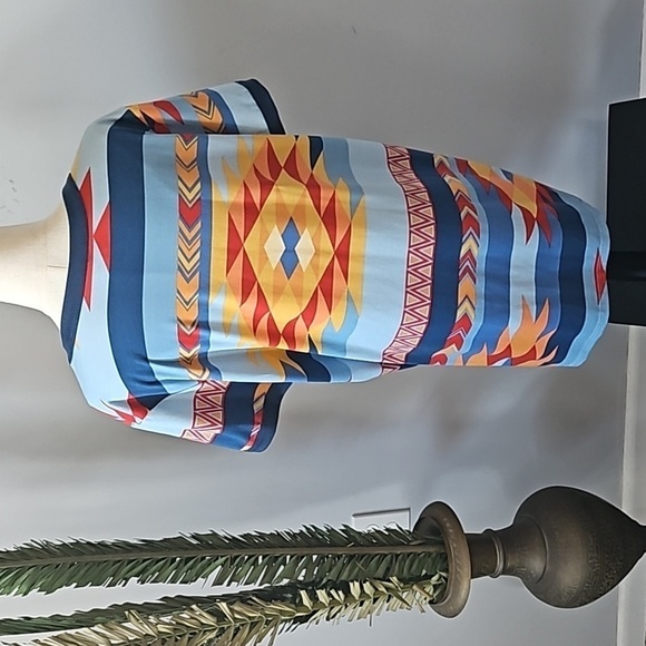 LuLaRoe Liv Crew Neck Short Sleeve Tee with Bold Print - Picture 2 of 16